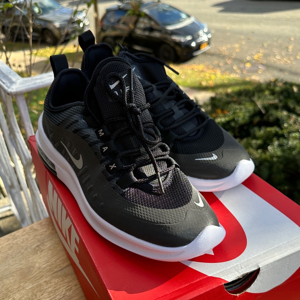 NEW Womens Size 11 Nike Air Max Axis Premium sneakers black white NIB